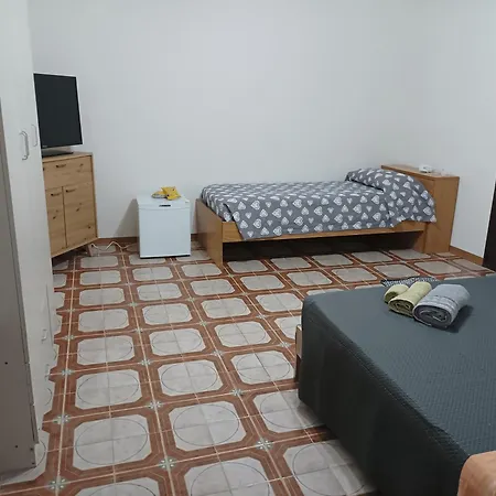 Guest House Fanusa Semesterbostad
